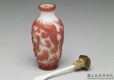 图片[3]-Red-on-white glass overlay snuff bottle with a chi-dragon design, Qing dynasty, Qianlong reign (1736-1795)-China Archive